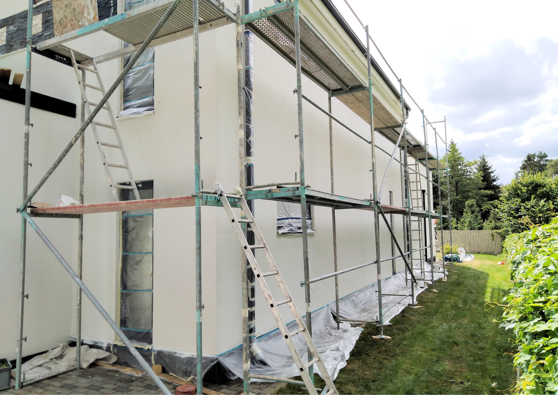 Bâtiments et maisons en cours de rénovation équipés d'échafaudages de chantier.